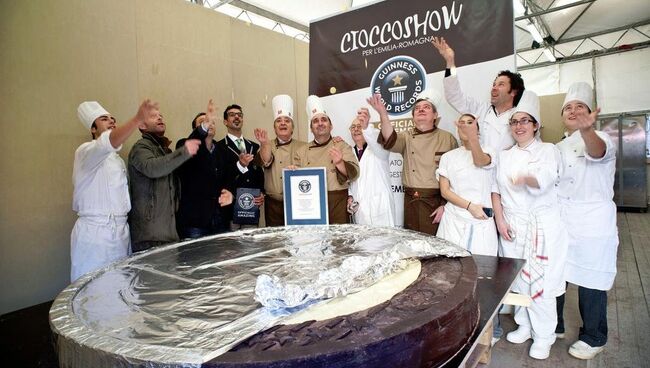 Монета из шоколада на 8-й ярмарке шоколада Cioccoshow в Болонье, Италия