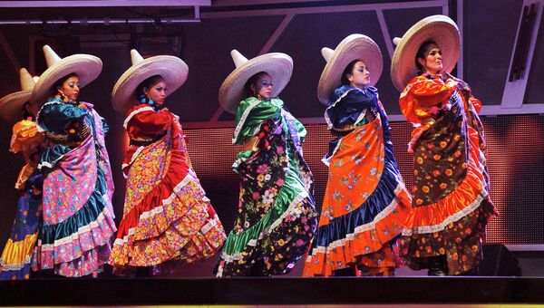 Танцоры выступают на музыкальной премии Grammy Latino Awards в Лас-Вегасе, США