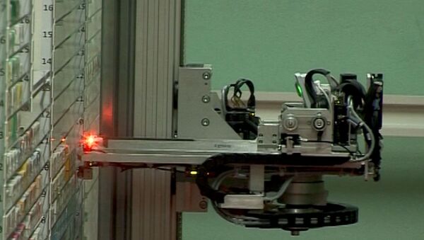 Робот-кладовщик ищет лекарства на складе и доставляет их провизору