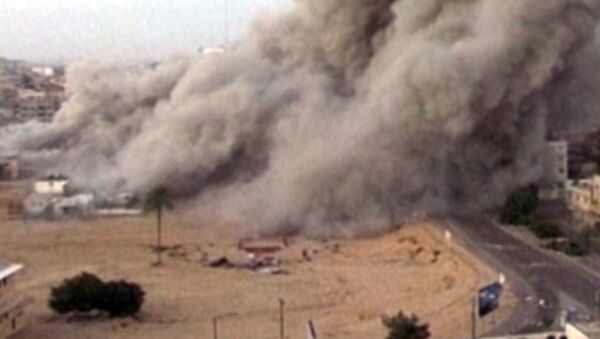 Клубы густого дыма вырывались из зданий в секторе Газа после атаки Израиля