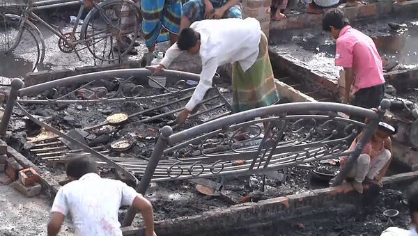 Жители сгоревших трущоб плачут и ищут уцелевшие вещи