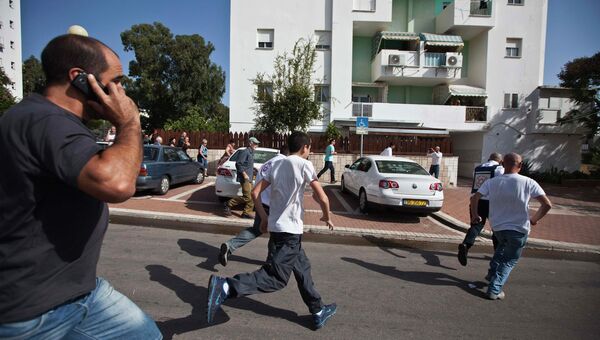 Израильтяне бегут в укрытие после срабатывания сирен воздушной тревоги