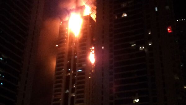 Ярким пламенем горели верхние этажи небоскреба в Дубае