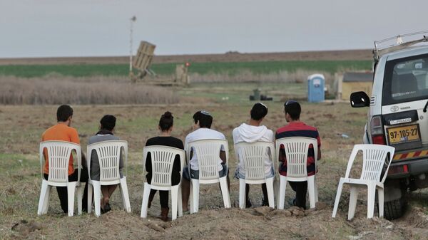 Жители Ашкелона в ожидании залпа ракетного комплекса Железный купол. Архивное фото