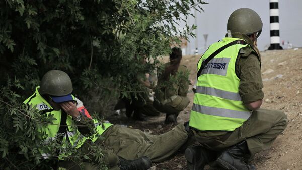 Израильские солдаты прячутся во время воздушной тревоги