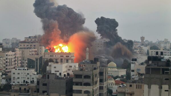 Дым от взрыва после авианалета ВВС Израиля на Сектор Газа