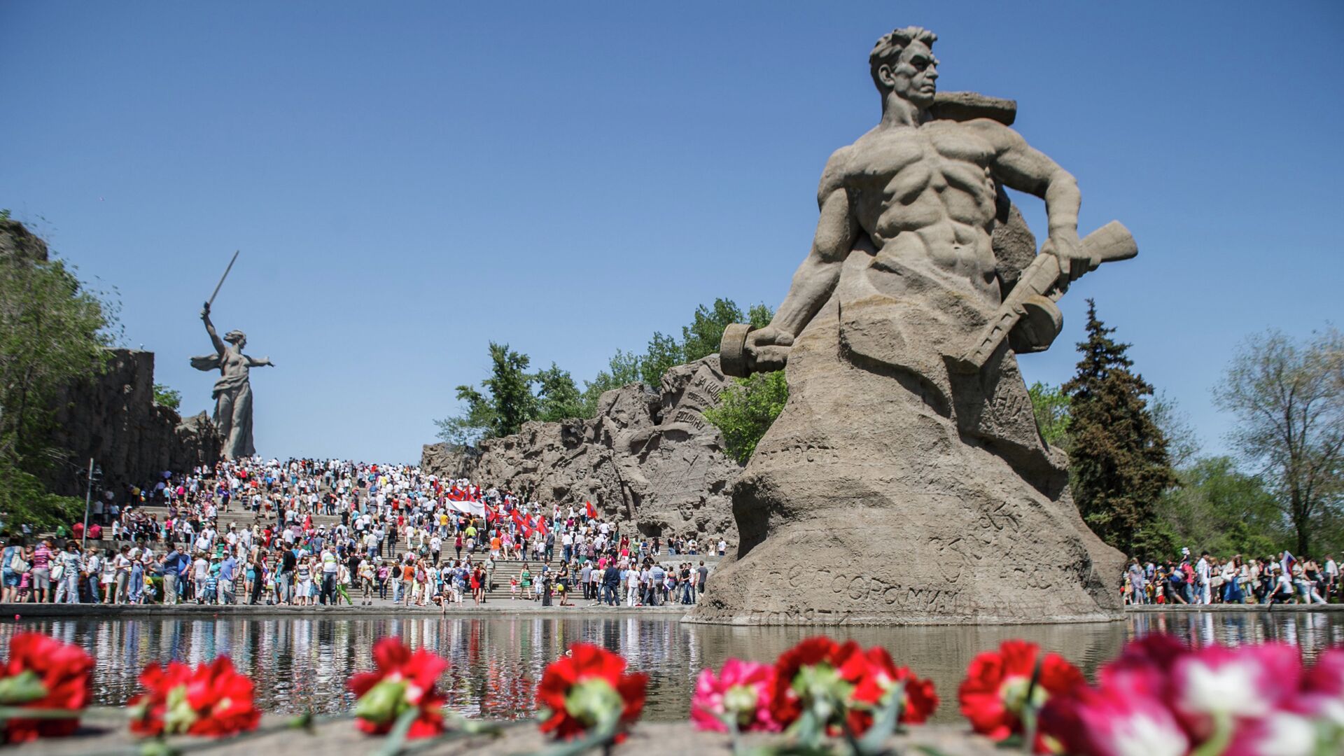 Цветы у мемориального комплекса Мамаев Курган в Волгограде - РИА Новости, 1920, 22.06.2021