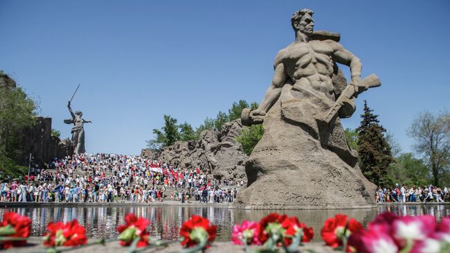 Цветы у мемориального комплекса Мамаев Курган в Волгограде. Архив