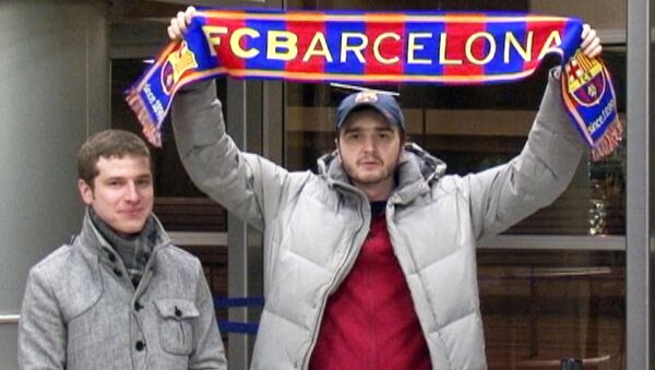 Болельщики встретили игроков Барселоны в Москве с шарфами и ушанками
