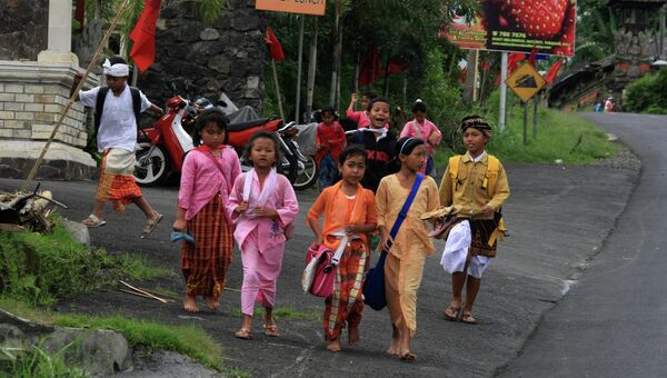 Дети идут в школу в Индонезии. Архив 