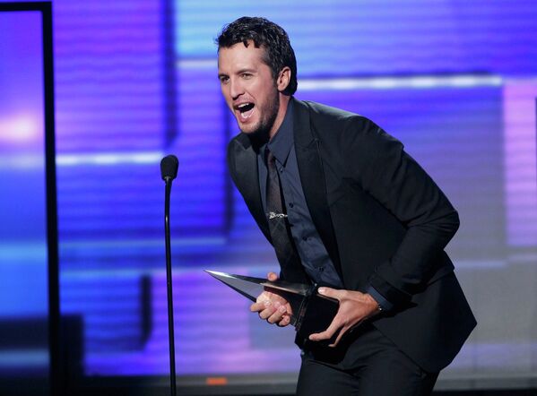 Кантри-певец Люк Брайан на 40-й церемонии American Music Awards в Лос-Анджелесе