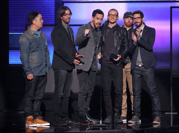 Группа Linkin Park на 40-й церемонии American Music Awards в Лос-Анджелесе