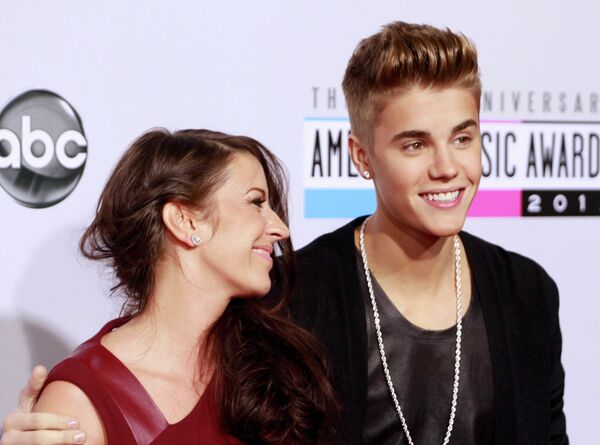 Джастин Бибер с матерью на 40-й церемонии American Music Awards в Лос-Анджелесе