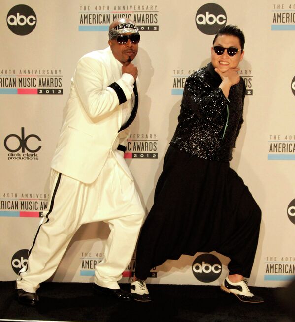 Американский певец MC Hammer и южнокорейский певец PSY (Сай)  на 40-й церемонии American Music Awards в Лос-Анджелесе