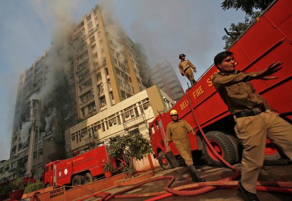 Пожар в одном из коммерческих зданий в центре Нью-Дели 