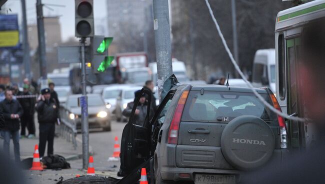 Автомобиль врезался в остановку на Онежской улице в Москве