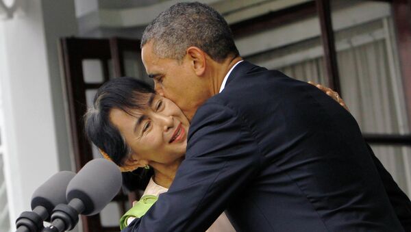 Президент США Барак Обама целует лидера бирманской (мьянманской) оппозиции Аун Сан Су Чжи во время их встречи в Янгоне
