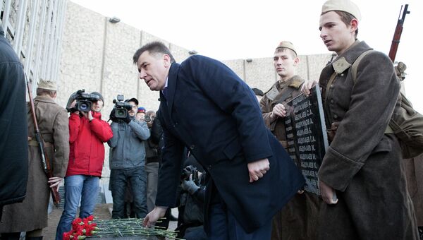 Губернатор Волгоградской области Сергей Боженов возлагает цветы на Мамаевом кургане