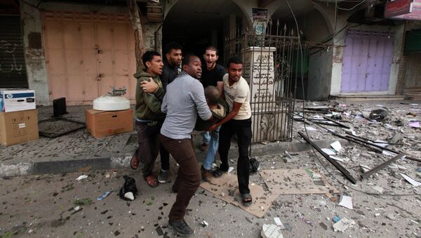 Эвакуация пострадавших после авиаудара ВВС Израиля по высотному зданию в Газе с офисами СМИ