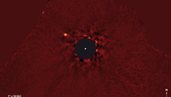 Яркая точка на снимке - горячий юпитер у звезды в созвездии Андромеды