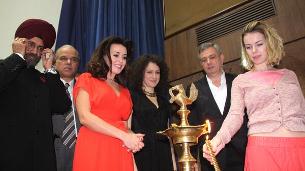 Актрисы Анастасия Заворотнюк, Ксения Раппопорт и Анна Старшенбаум зажигают традиционную лампу на открытии Фестиваля современного российского кино в Нью-Дели