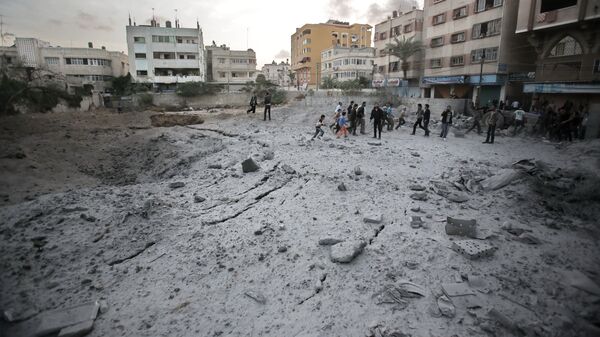 Место взрыва израильской ракеты в одном из жилых кварталов Газы. Архивное фото