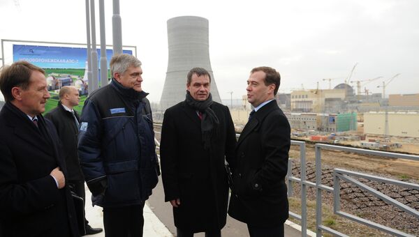 Председатель правительства РФ Дмитрий Медведев (справа) во время осмотра строительства Нововоронежской АЭС-2 