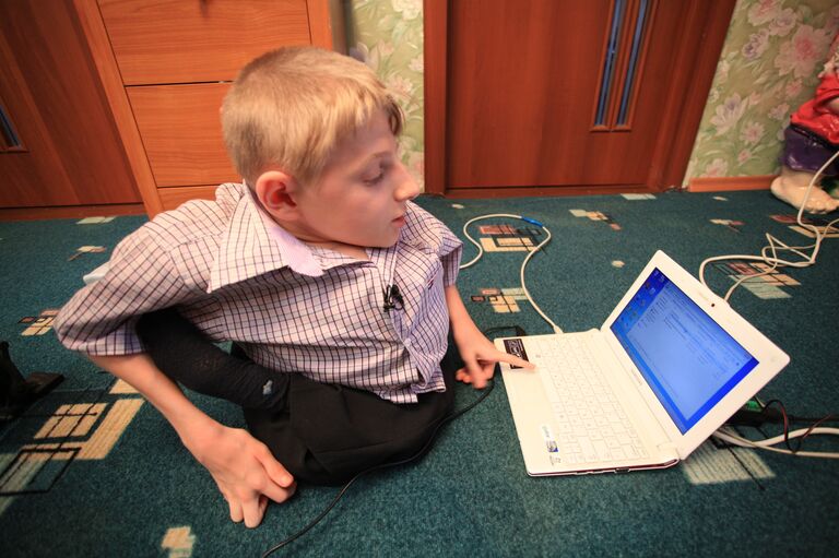  Стеклянный мальчик с компьютером на ты