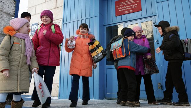 Дети у входа в школу. Архив