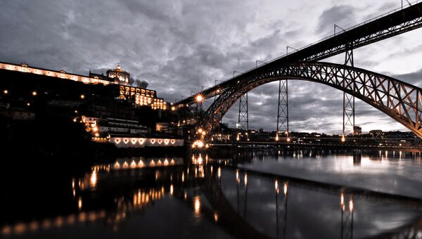 Мост Марии Пии, Порту, Португалия. Архивное фото