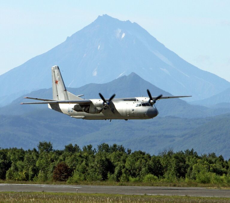 Военно-транспортный самолет Ан-26 в небе над Камчаткой