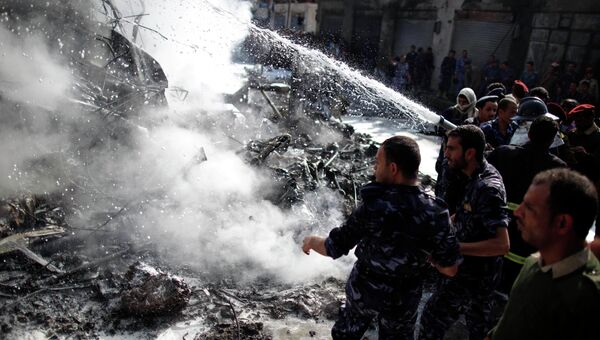 Пожарные тушат военно-транспортный самолет, разбившийся в Сане, Йемен