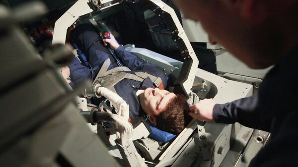 Подготовка космонавта к тренировке. Архивное фото