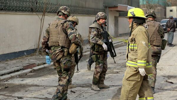 Военные НАТО и пожарные на месте взрыва в районе посольства США в Кабуле, Афганистан