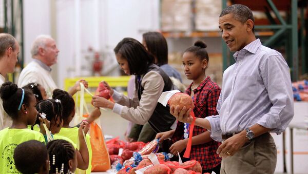 Барак Обама с семьей в офисе вашингтонской благотворительной организации Capital Area Food Bank