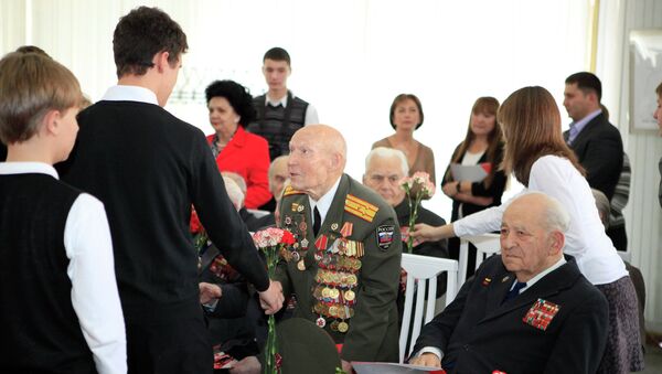 Ветераны на выставке, посвященной 70-летию победы в Сталинградской битве