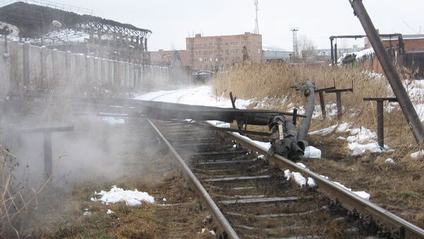 Поезд повредил теплотрассу в Омске