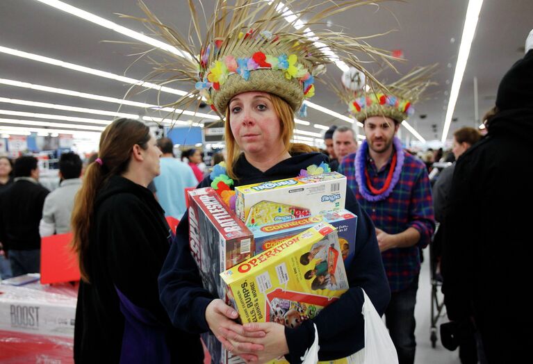 Покупатели магазина Wal-Mart закупаются на День благодарения, Нью-Гэмпшир