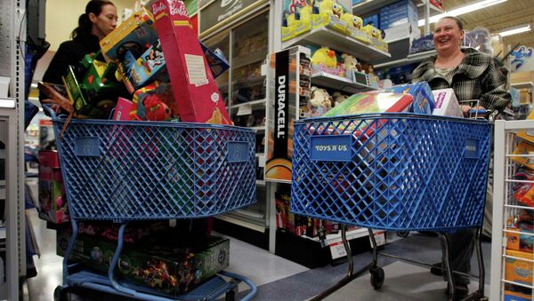 Местные жители закупаются в магазине игрушек и товаров для детей Toys R Us в черную пятницу