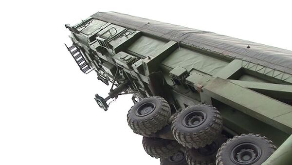 Военные опускают баллистическую ракету Тополь-М в стартовую шахту