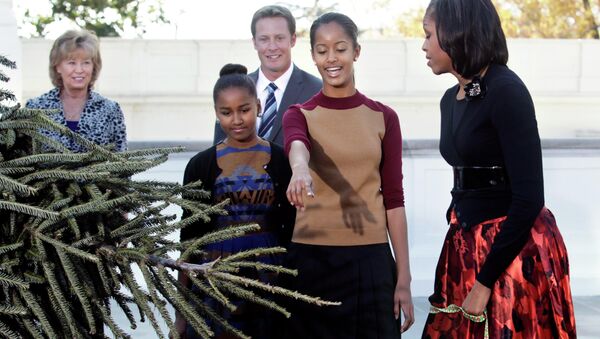 Жена и дочери Обамы встретили рождественскую елку Белого дома
