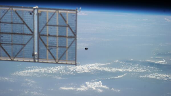 Микроспутник Сфера удаляется от МКС