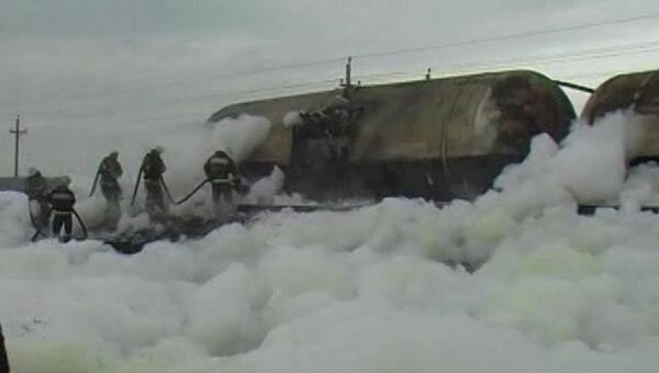 Последствия аварии поезда с нефтью, который сошел с рельс и загорелся