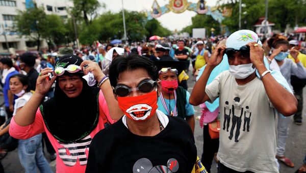 Столкновения между участниками антиправительственного митинга и полицией в Бангкоке