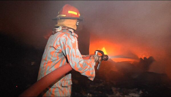 Пожарные пять часов тушили фабрику в Бангладеш. Кадры с места событий