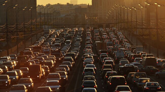 Автомобильные пробки на улицах Москвы. Архив