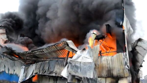 Металлические стены склада оплавились при пожаре под Красноярском