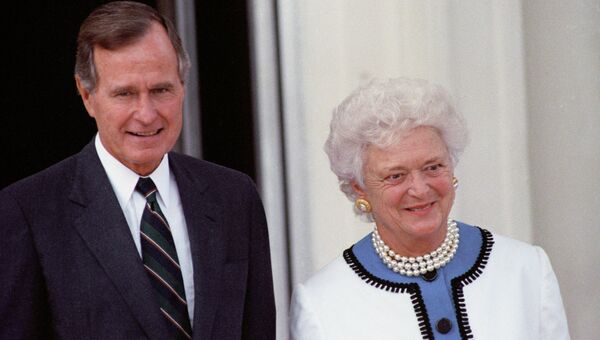 Президент США Джордж Буш-старший с супругой Барбарой Буш. Архивное фото