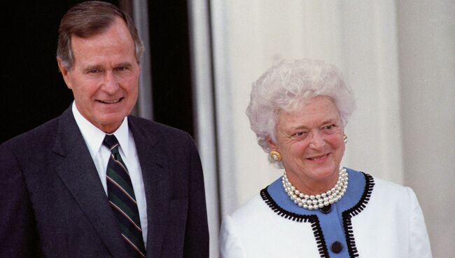 Джордж Буш с супругой Барбарой Буш. Архивное фото