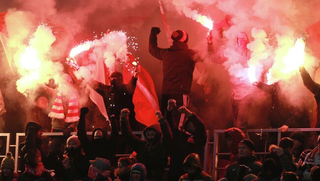 Болельщики Спартака жгут файеры во время матча 